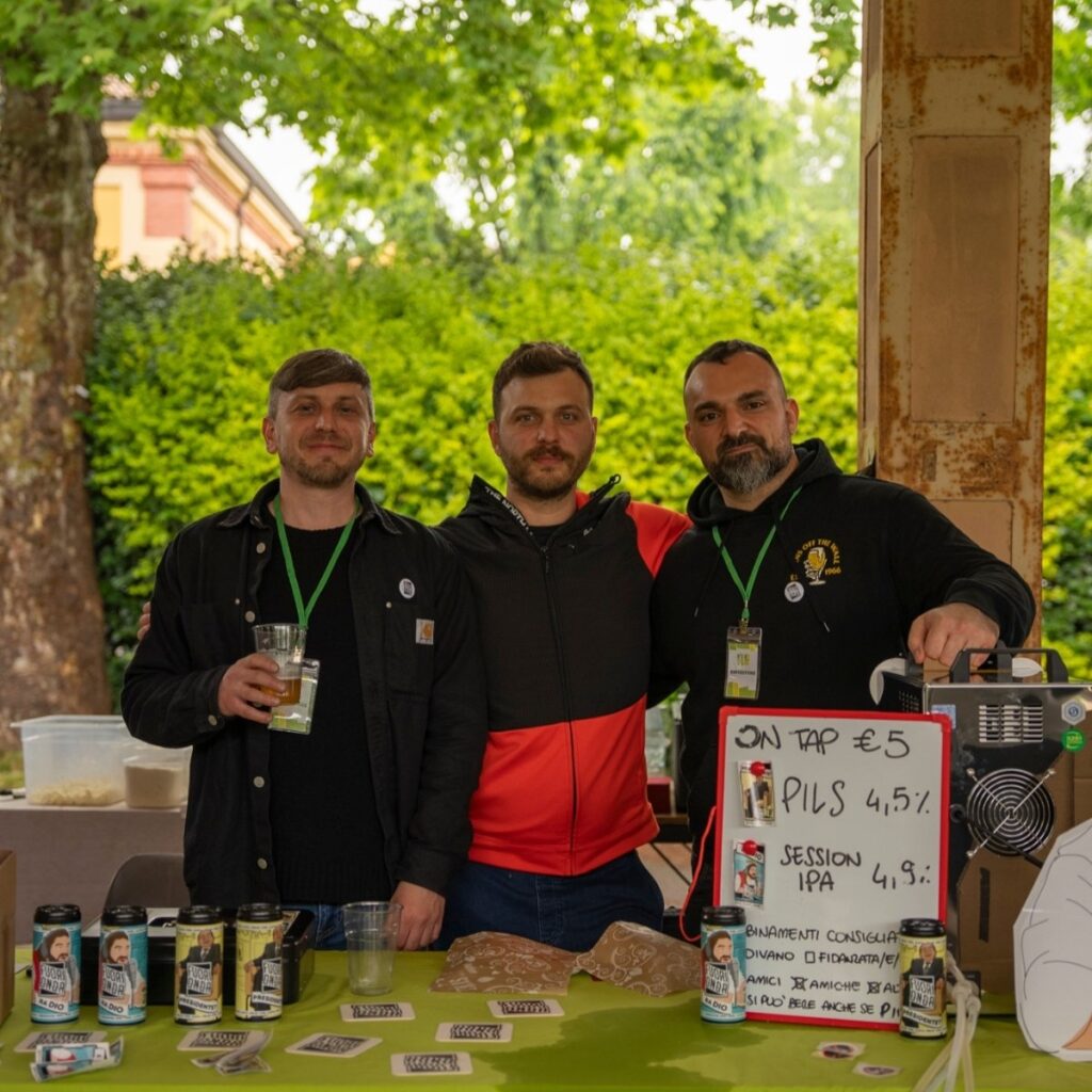 Tre ragazzi allo stand di birra artigianale Fuori Onda durante Freschissimo a Carpi.