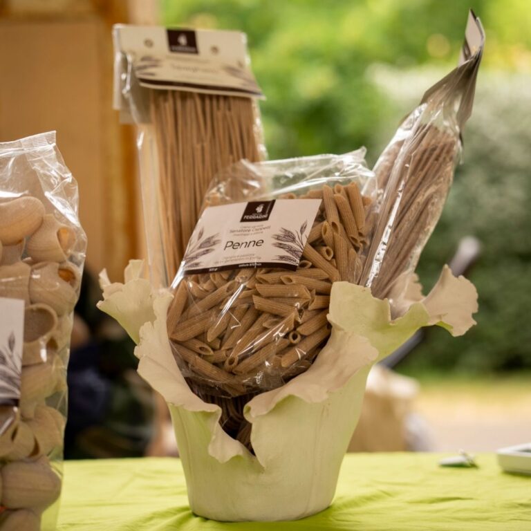 Pacchi di pasta artigianale Ferrarini di grano esposti allo stand di Freschissimo.