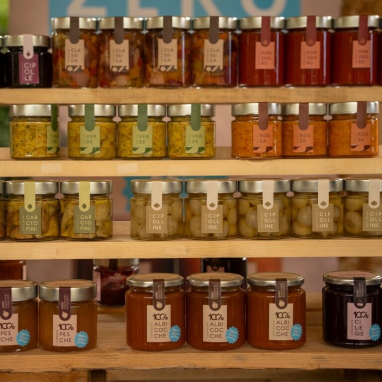 Scaffale in legno con vasetti di composte di frutta 100% e conserve sott'olio dell'Azienda Agricola Steffanini.