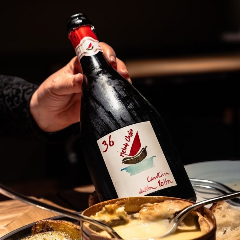 Mano che sostiene una bottiglia di Lambrusco di Sorbara Spumante Metodo Classico